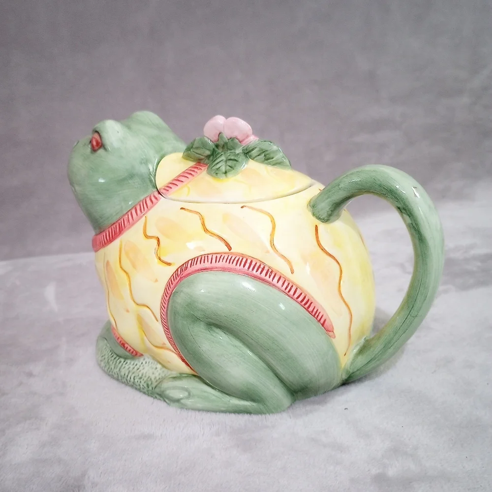 Vintage Mann Ceramic Figural Frog Teapot Frog Theme Amphibian